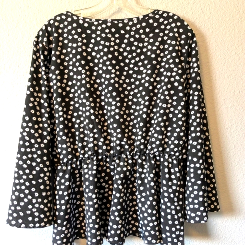 Black and White Ruffled Long Sleeve Blouse Sz. XXL - Picture 4 of 7